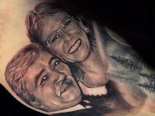 Retrato dos pais inspirou tatuagem feita em homenagem. (Foto: Reprodução/ redes sociais)
