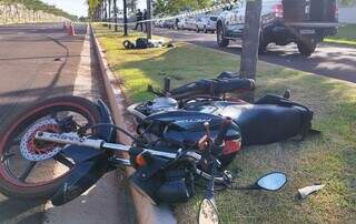 Moto bateu em coqueiro e rapaz foi arremessado contra outro coqueiro (Foto: Adilson Domingos)