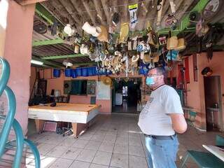 Além de bar, o comércio reúne itens como canos, martelos e cabos de vassoura. (Foto: Aletheya Alves)