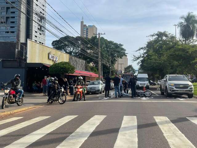 Acidente entre motocicleta e Hilux interdita trecho da Afonso Pena 