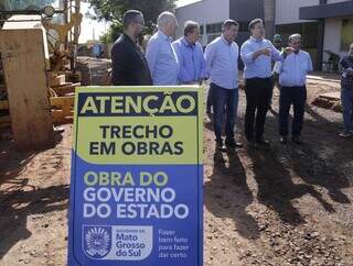 Governador, prefeito, Zé Teixeira e secretários em obra em Nova Alvorada do Sul (Foto: Chico Ribeiro)