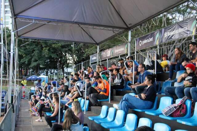 Fam&iacute;lias acompanham sexta-feira de v&ocirc;lei de praia no Parque das Na&ccedil;&otilde;es