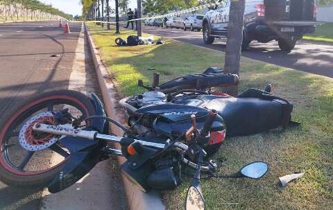 Rapaz morre ao bater moto em coqueiro em rua de condomínios de luxo