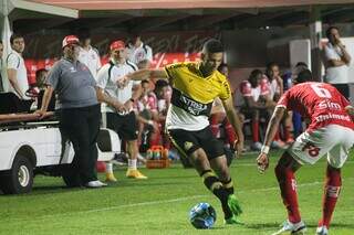 Jogadores disputam a posse da bola durante partida realizada nesta sexta-feira (12). (Foto: Celso da Luz/Criciúma)