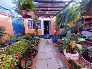 Delba transformou casa &#34;crua&#34; em lar repleto de plantas e coragem. (Foto: Aletheya Alves)