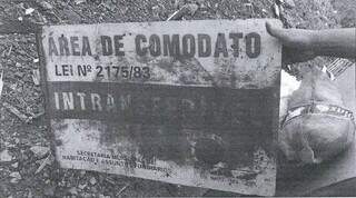Placa na área indica que o comodato foi concedido pela própria prefeitura. (Foto: Reprodução processo)