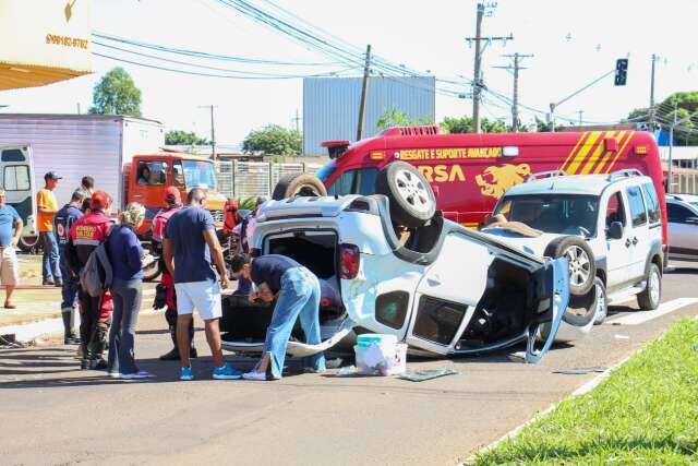 Carro capota ap&oacute;s colis&atilde;o em cruzamento da Avenida Manoel da Costa Lima 