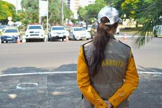 Agente da Agetran durante fiscalização no trânsito da Capital. (Foto: Glenda Gabi/Prefeitura de Campo Grande)