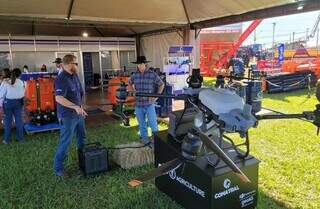 Drone exposto em estande no parque de exposições durante a Expoagro, em Dourados (Foto: Divulgação)