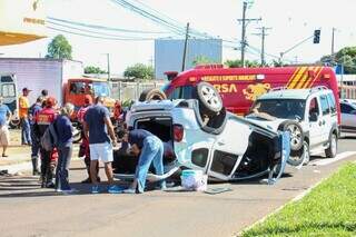 Carro capotado e socorro na Avenida Manoel da Costa Lima. (Foto: Juliano Almeida)