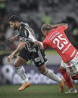 Jogador do Internacional, Mercado segura camisa do atacante Hulk. (Foto: Divulgação)