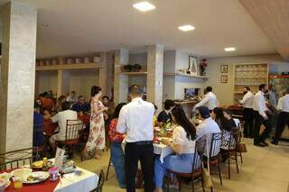 Restaurante funcionando durante Dia das Mães, em Campo Grande. (Foto: Arquivo/Paulo Francis)