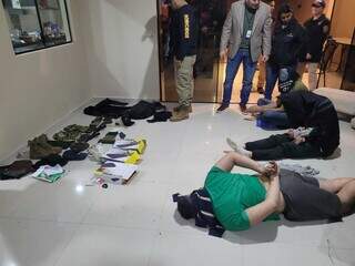 Homens flagrados com armas e equipamentos que usariam no ataque. (Foto: Divulgação)