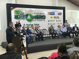 O governador Eduardo Riedel (PSDB) durante fala na abertura da 57ª Expoagro, em Dourados. (Foto: Helio de Freitas)