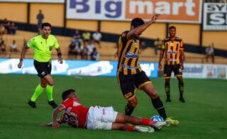 Jogadores do Novorizontino e CRB disputam bola em dividida. (Foto: Gustavo Ribeiro)