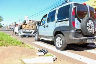 Doblò e Duster capotado em avenida de Campo Grande. (Foto: Juliano Almeida)