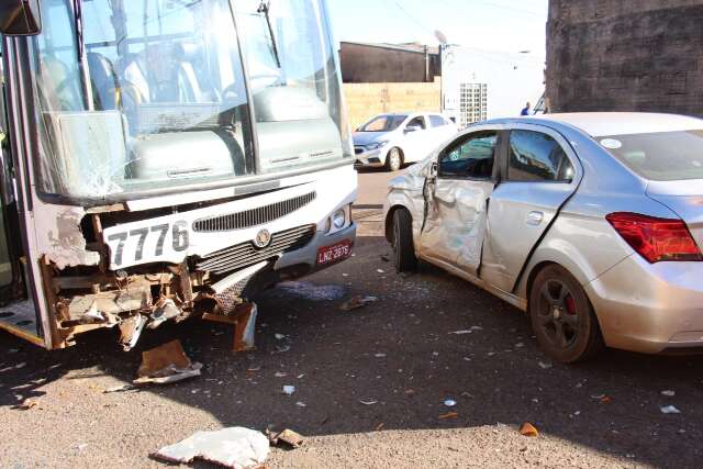 Ap&oacute;s colis&atilde;o com &ocirc;nibus, carro &eacute; lan&ccedil;ado contra muro e motorista fica ferida