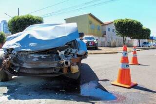 Frente do Escort ficou destruída após a batida. (Foto: Juliano de Almeida)