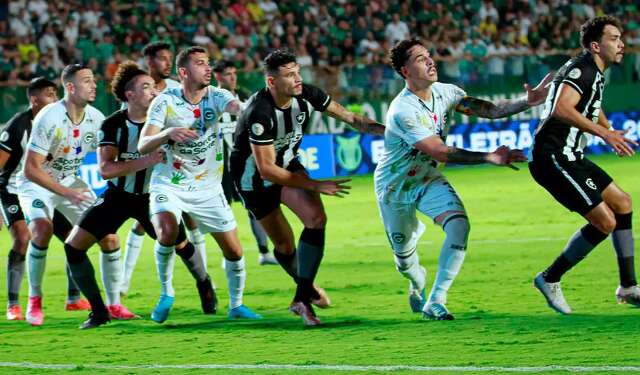 De virada, Goi&aacute;s vence l&iacute;der Botafogo por 2 a 1 pelo Brasileir&atilde;o