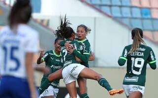 Jogadoras do Palmeiras comemoram gol marcado na vitória deste domingo. (Foto: Divulgação)