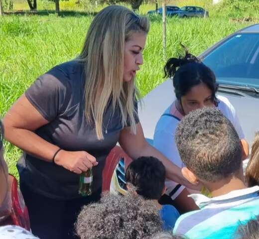 Ap&oacute;s ver m&atilde;e curada, Daniela doa marmitas como forma de gratid&atilde;o