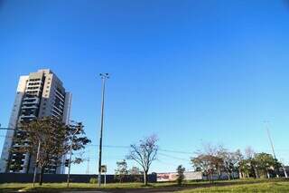 Dia começou com céu aberto e termômetros marcando 14ºC em Campo Grande. (Foto: Alex Machado)