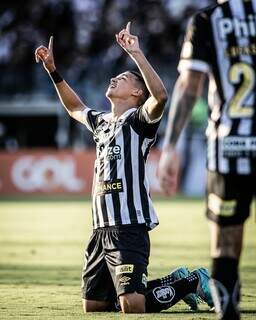 Jovem atacante Deivid Washington comemorando o gol da vitória (Foto: Divulgaçã/Santos)