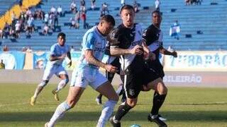 Jogadores do Londrina e Ponte Preta disputam bola. (Foto: Divulgação)