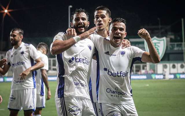 Cruzeiro domina cl&aacute;ssico e goleia o Am&eacute;rica-MG por 4 a 0 no Brasileir&atilde;o