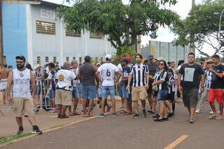 Torcida do Operário concentrada em frente ao Estádio Jacques da Luz (Foto: Divulgação/OFC)