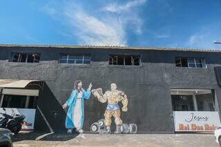 Jesus evangelizando o homem de pedra na fachada de uma academia. (Foto: Marcos Maluf)