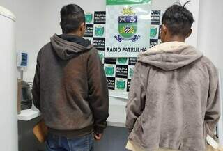Adolescentes foram apreendidos pela equipe da Rádio Patrulha da PM. (Foto: Dourados News)