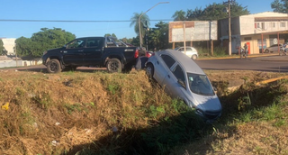 Motorista perde controle do carro e cai em galeria de escoamento de &aacute;gua