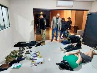 Momento da prisão dos pistoleiros do PCC, sábado no Paraguai (Foto: Divulgação)