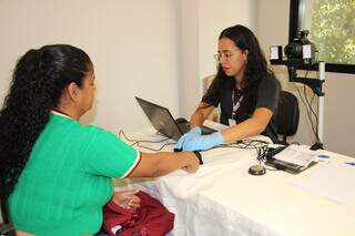 Mulher registra a biometria diante semana de mobilização. (Foto: Reprodução/TJMS)