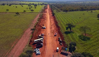 Status da pavimentação de trecho da MS-320 em junho da 2022, obra que atenderá necessidade de negócio do setor florestal (Foto: Chico Ribeiro/Governo de MS)