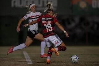 Giovanna Crivelari em lance que abriu o placar da competição. (Foto: Paula Reis/Flamengo)