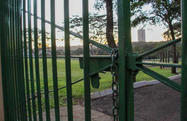 Com parque fechado, usu&aacute;rios improvisam locais para lazer e atividade f&iacute;sica