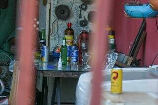 Garrafas de bebidas ainda estavam na varanda da casa da vítima nesta manhã. (Foto: Henrique Kawaminami)