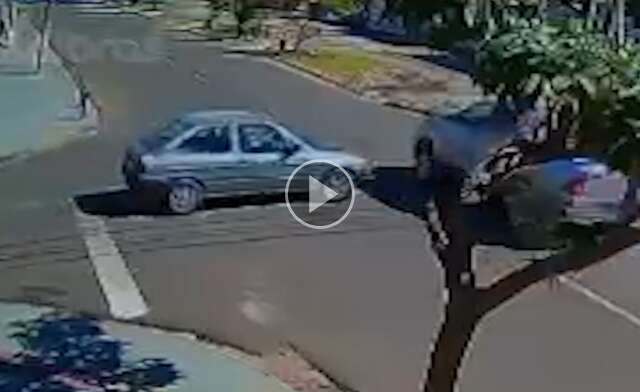 Video shows moment when car invades preferential and hits truck