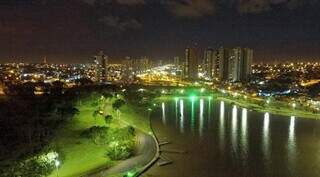 Foto aérea do Parque das Nações em horário noturno. (Foto: Imasul)
