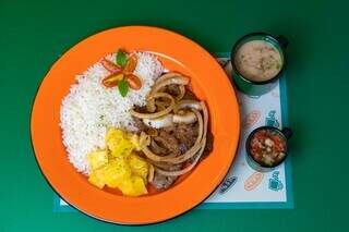 “PF de Respeito” (R$ 32,90) com bife na chapa, acompanhado de arroz branco, feijão, mandioca cozida e vinagrete da casa.