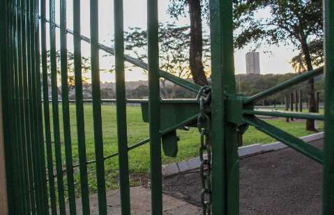 Com parque fechado, usuários improvisam locais para lazer e atividade física