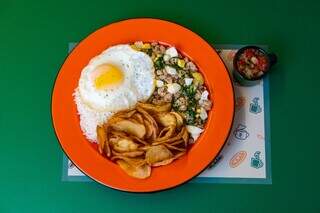 “Da Terrinha” (R$ 24,90) servido com feijão tropeiro, ovo frito que você escolhe o ponto, batata chips, vinagrete da casa e arroz branco.