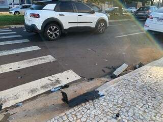 Pedaços dos veículos ainda estavam no cruzamento na manhã desta segunda-feira (15). (Foto: Bruna Marques)