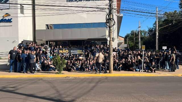 Ato contra corte de or&ccedil;amento do Sesc e Senac reuniu cerca de 400 manifestantes 