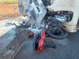 Veículo ficou parcialmente destruído após colidir com carreta. (Foto: Sidney Assis)