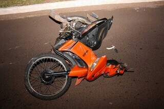 Motocicleta atingida em acidente na Avenida Duque de Caxias. (Foto: Juliano Almeida)