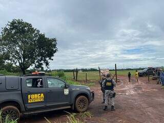 Força Nacional na área, no dia da visita da ministra dos Povos Indígenas, em março (Foto: Helio de Freitas)