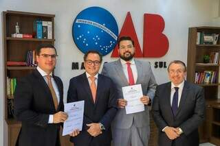 Os advogados empossados junto com o presidente da OAB e o conselheiro federal Mansour Elias Karmouche. (Foto: Divulgação OAB)